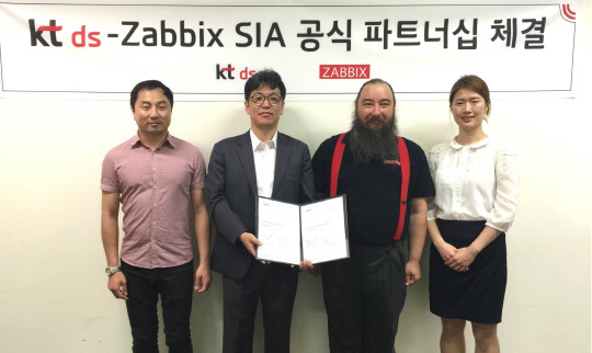 KT DS는 기술지원의 안정성을 확보하기 위해 지난해 11월 세계적 오픈소스 운영교육 기업 자빅스 시아(Zabbix SIA)사와 파트너십을 체결했다. KT DS 지철용 SW기술연구소 팀장(왼쪽 두번째)과 자빅스 시아 블라디미르 울라고브 매니저(세번째)가 KT DS 공인전문가들과 기념촬영을 하고있다.  KT DS 제공